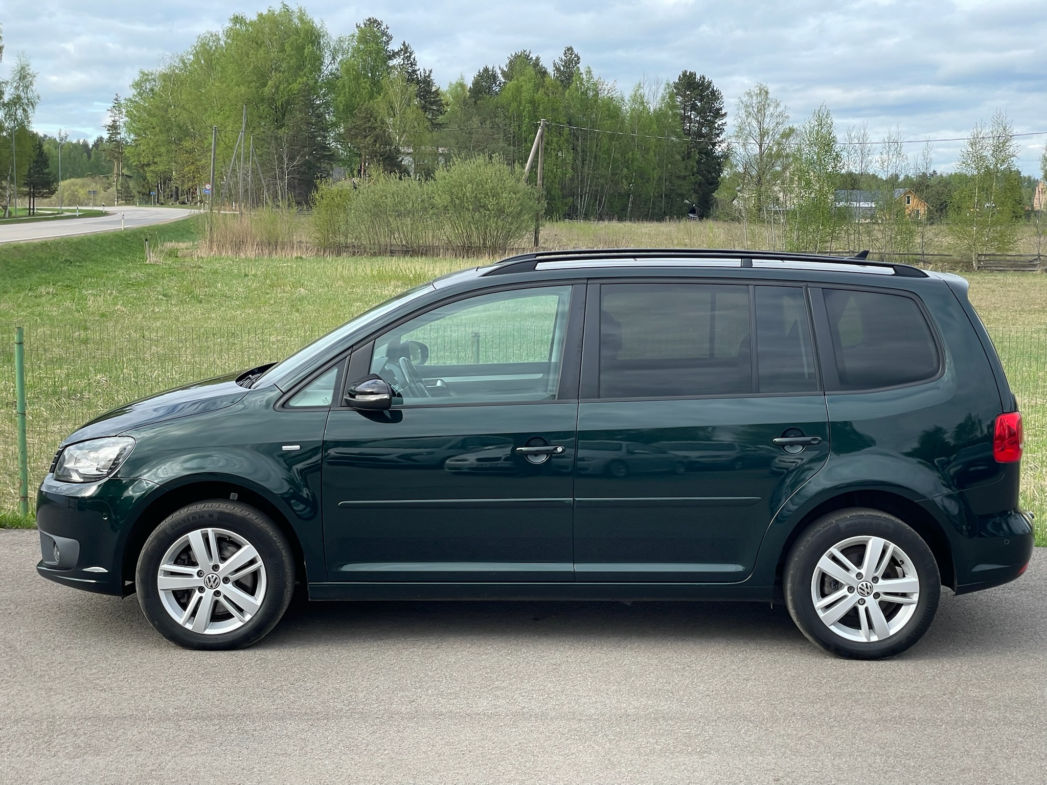 
Volkswagen Touran full									